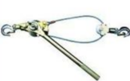 天行者背負張線器等數十斤裝備進行走線驗收任務